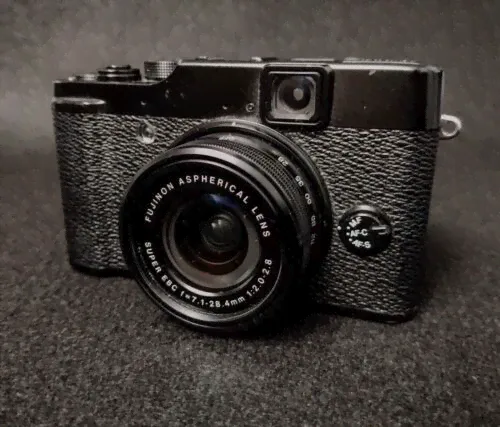 FUJIFILM X10 12MP EXR CMOS Digital Camera-f2.0-f2.8 4x Optical Zoom LCD